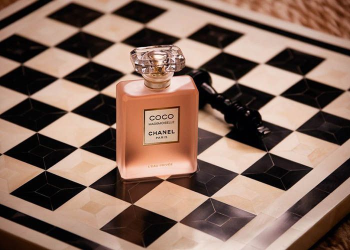 Thiết kế chai nước hoa Coco Mademoiselle L&rsquo;Eau Privee Chanel đơn giản, nhẹ nh&agrave;ng